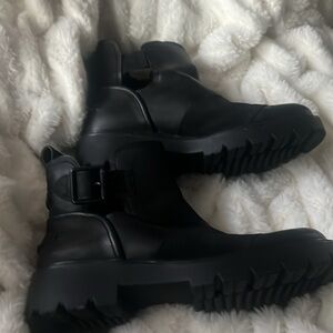 Ugg black boot size 9 barely worn